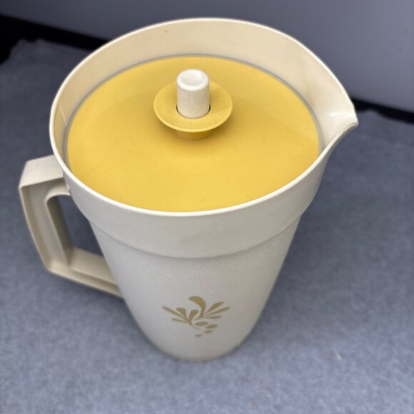 Tupperware Almond Harvest Gold Beige 800-8 1 Qt Pitcher with Lid & Insert Vintag - Picture 2 of 13